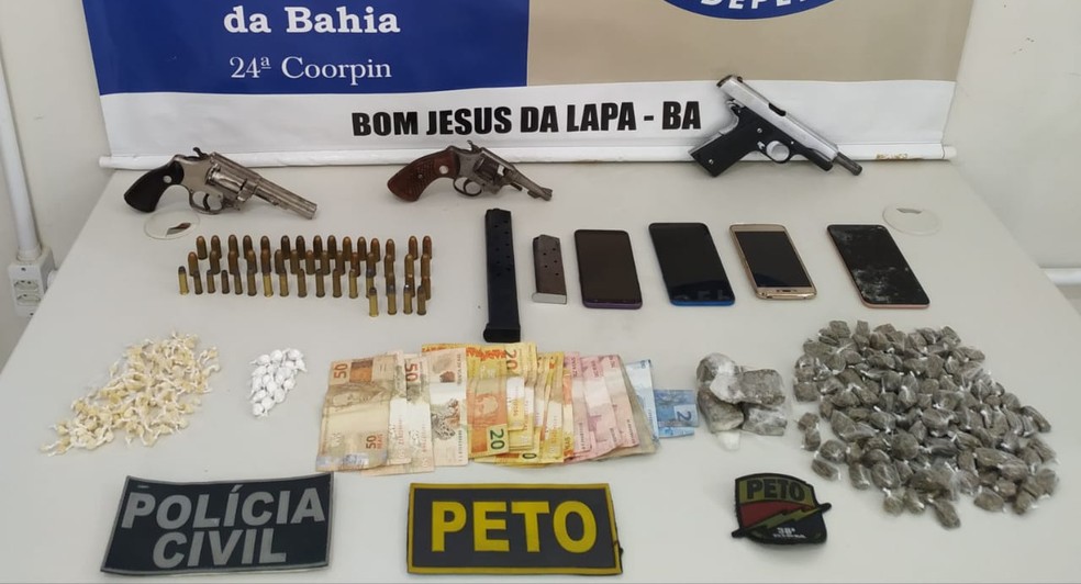 Polícia apreendeu armas, drogas, celulares e dinheiro com os suspeitos — Foto: Divulgação/SSP-BA