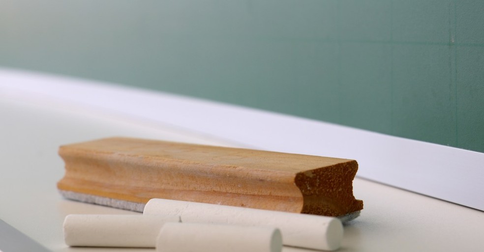 Foto ilustrativa: quadro de sala de aula, apagador e giz — Foto: Vivian Honorato/Prefeitura de Londrina 