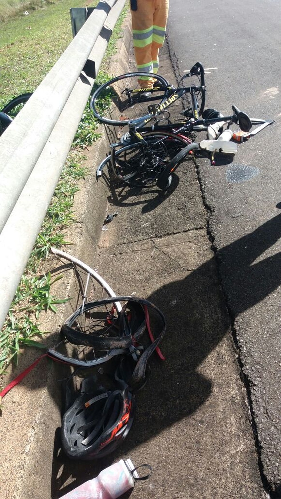 Bicicletas dos dois ciclistas ficaram destruídas após atropelamento fatal em Limeira (Foto: William Barbosa)