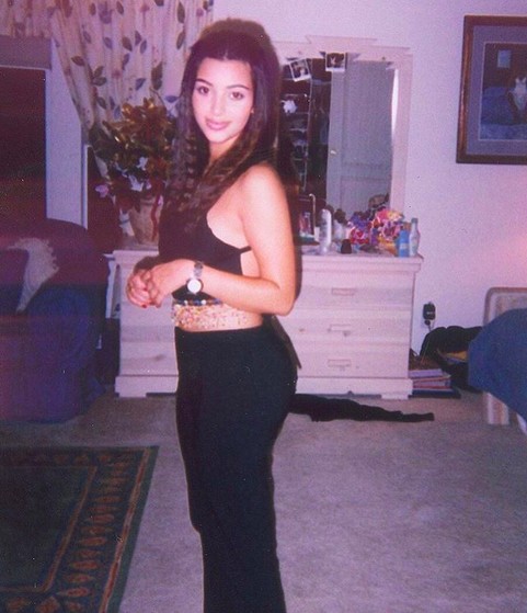 A socialite Kim Kardashian em foto da infância (Foto: Instagram)