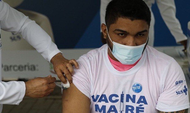 Vacinação contra a Covid-19 (Foto: Fernando Frazão / Agência Brasil)