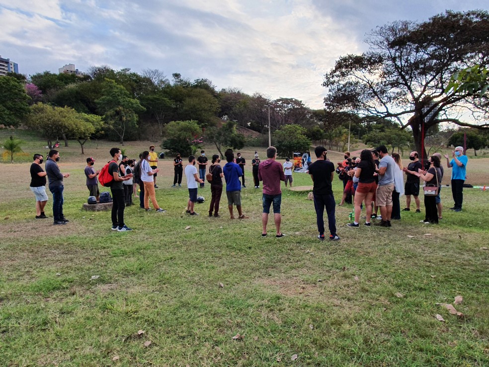 Amigos e familiares fizeram um ato em homenagem ao lutador Luiz Henrique Tomaz, na tarde deste sábado (17), no Parque do Povo, em Presidente Prudente — Foto: Gelson Netto/G1