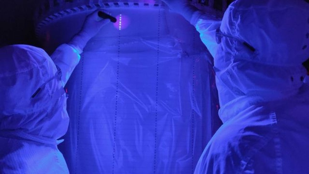Dois investigadores da LZ inspecionando possíveis partículas de poeira no tanque de xenônio — Foto: LZ SURF