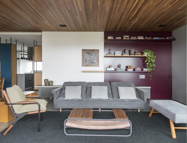 Cimento, madeira e muitas cores formam o mix charmoso deste apartamento (Foto: Maíra Acayaba )