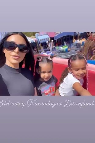 Kim Kardashian, uma das filhas e a sobrinha (Foto: Reprodução/Instagram)