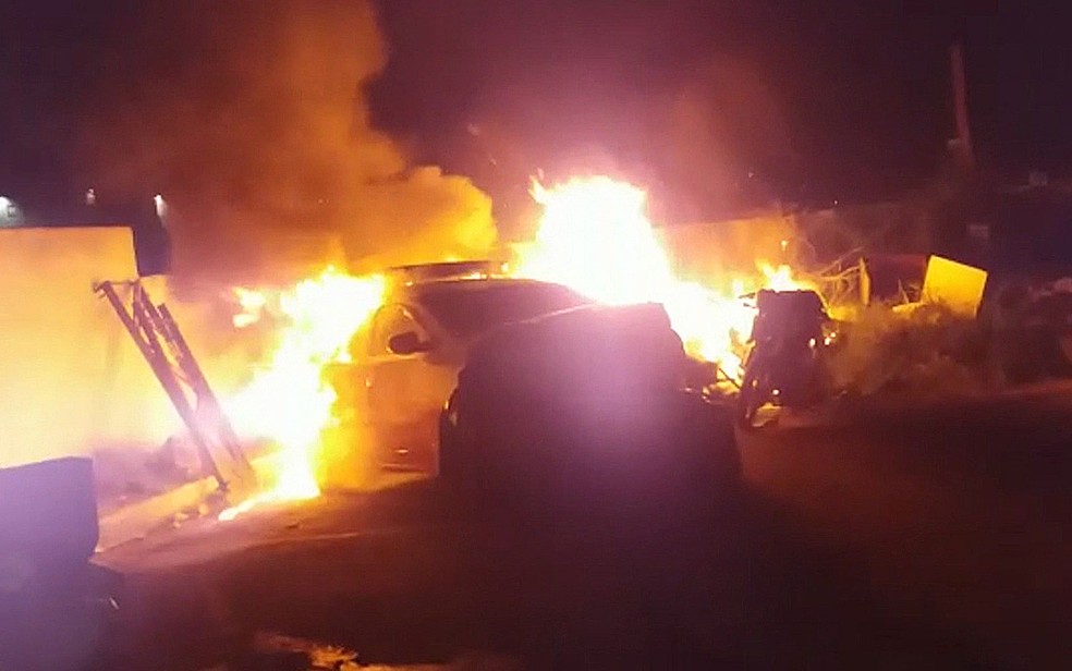 Carro da PolÃ­cia Militar Ã© incendiado em Doutor Alvim, Zona Leste de SÃ£o Paulo (Foto: ReproduÃ§Ã£o/TV Globo)