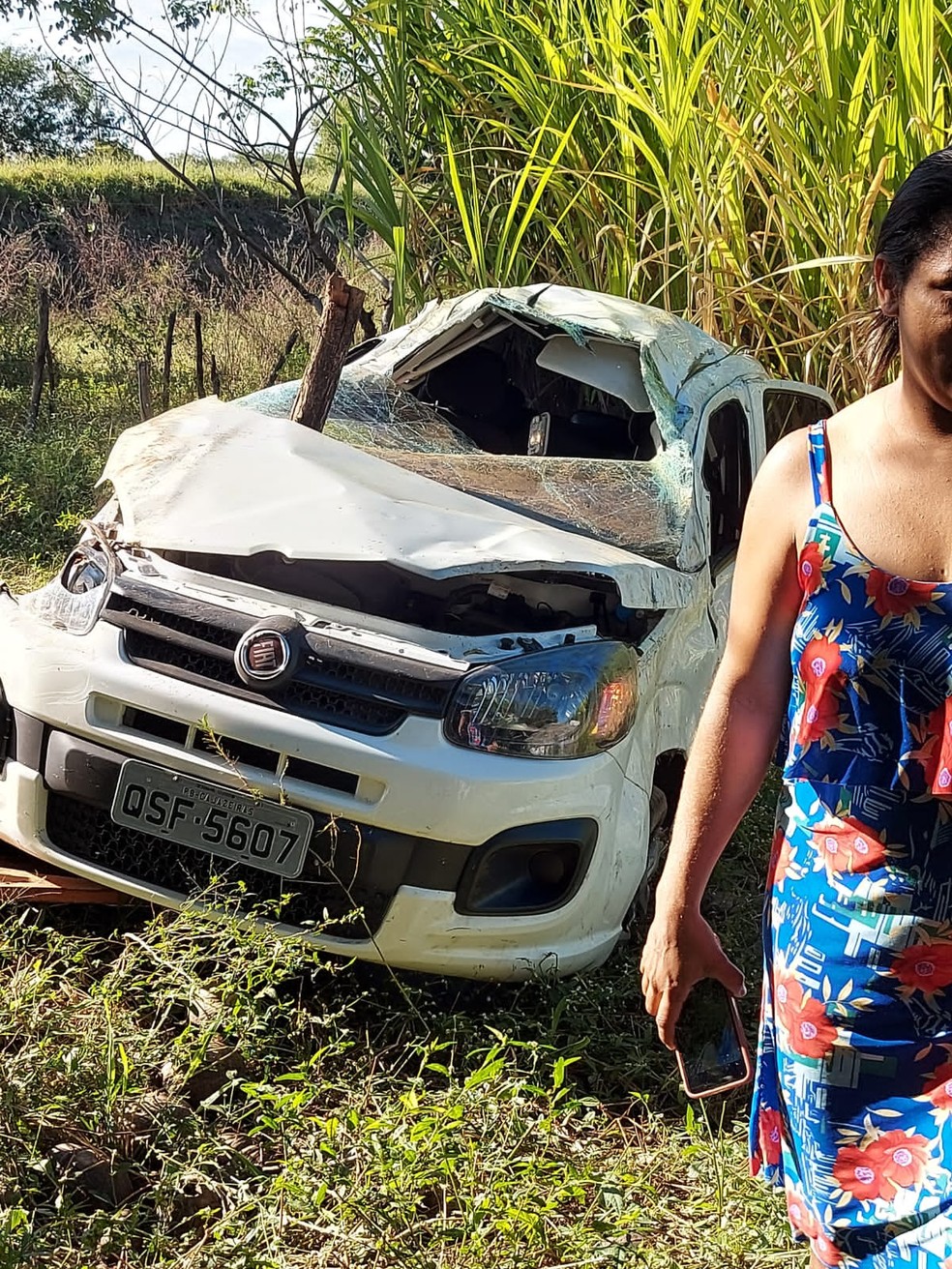 Carro capotou várias vezes e deixou pai e filha feridos no interior do Ceará — Foto: Reprodução