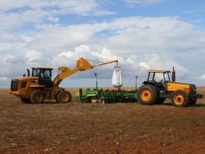 Abastecimento de sementes de soja em plantadeira em Mato Grosso (Foto: Amanda Sampaio/G1 MT)