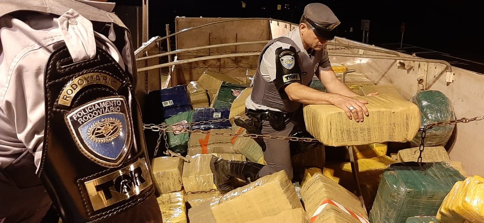 Fardos de maconha eram transportados em carreta — Foto: Polícia Rodoviária