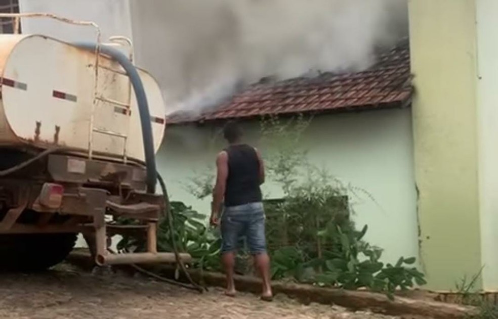 Com a ajuda de um caminhão-pipa, voluntários conseguiram apagar o fogo  — Foto: Redes Sociais