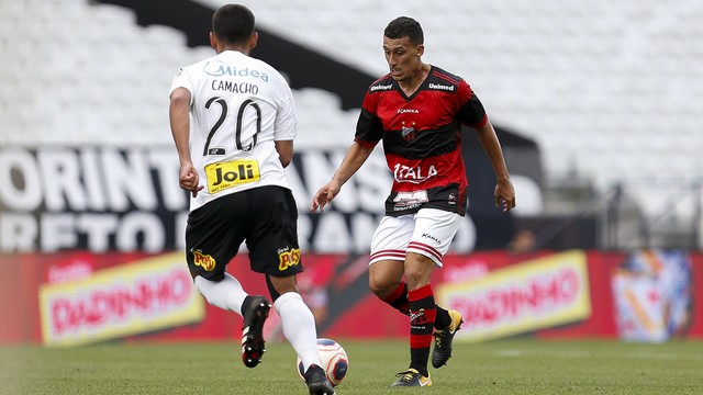 Camacho e Baralhas disputam a bola em Itaquera