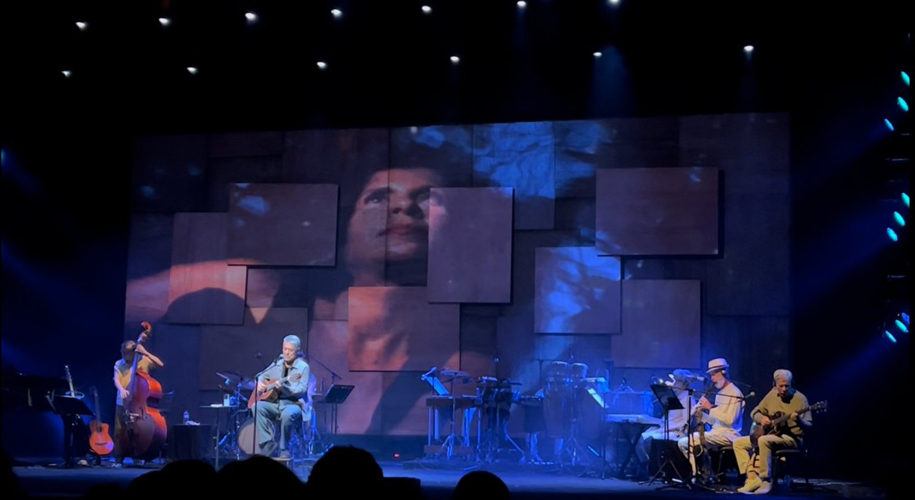 Chico Buarque saúda Gal Costa ao cantar 'Mil perdões' na retomada da turnê 'Que tal um samba?' em Brasília