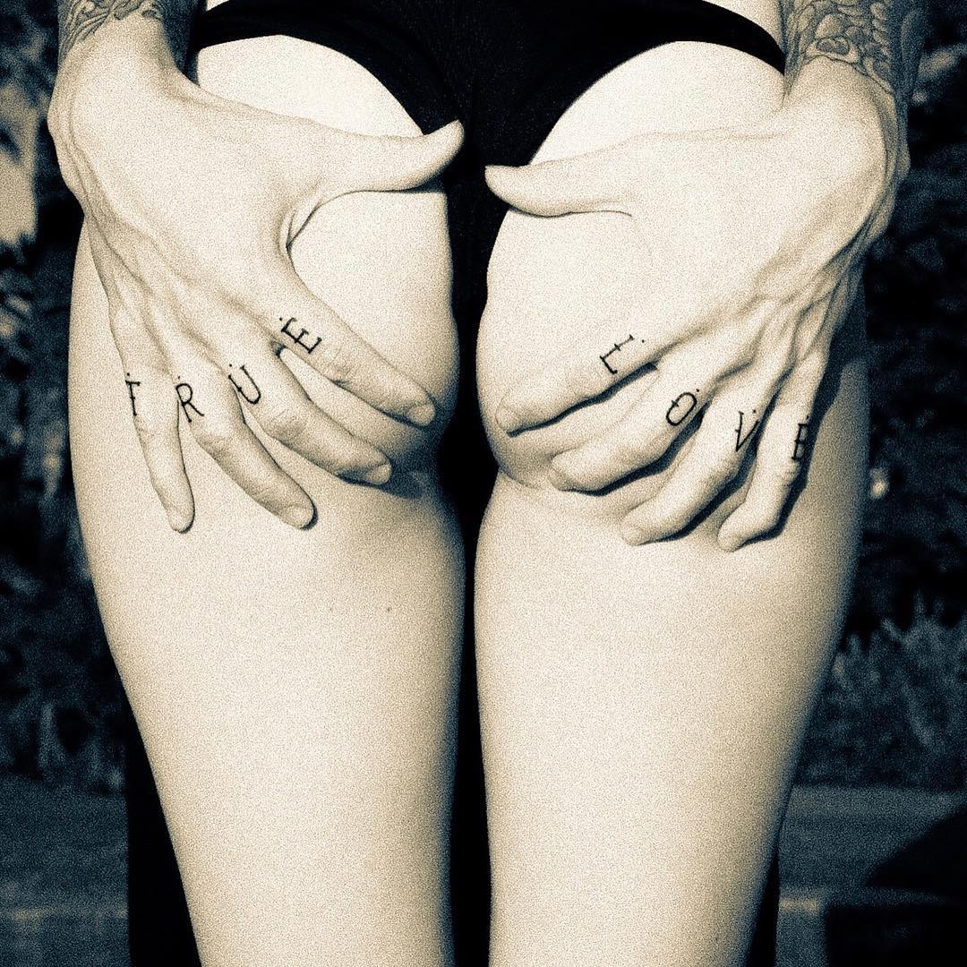 A tatuagem de Adam Levine e o derrière de Behati (Foto: Reprodução/ Instagram)
