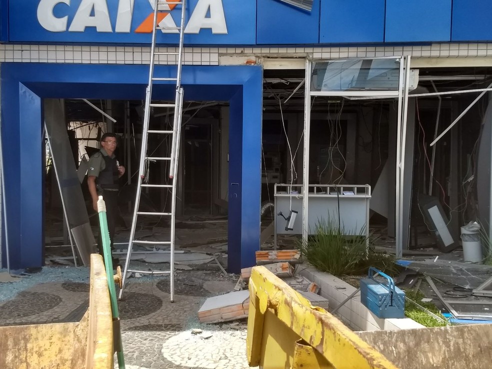 'Tremeu a casa!', conta vizinha de bancos explodidos em Palmeira (Foto: Jasson Goulart/RPC)
