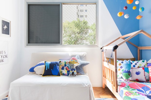 Décor do dia: quarto com pintura geométrica azul (Foto: Estúdio Pulpo)