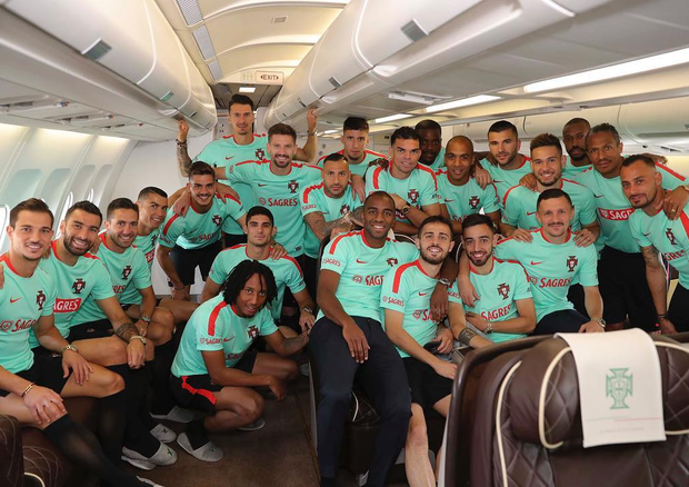 Seleção de Portugal posa junta a caminho da Rússia (Foto: Reprodução/Instagram)