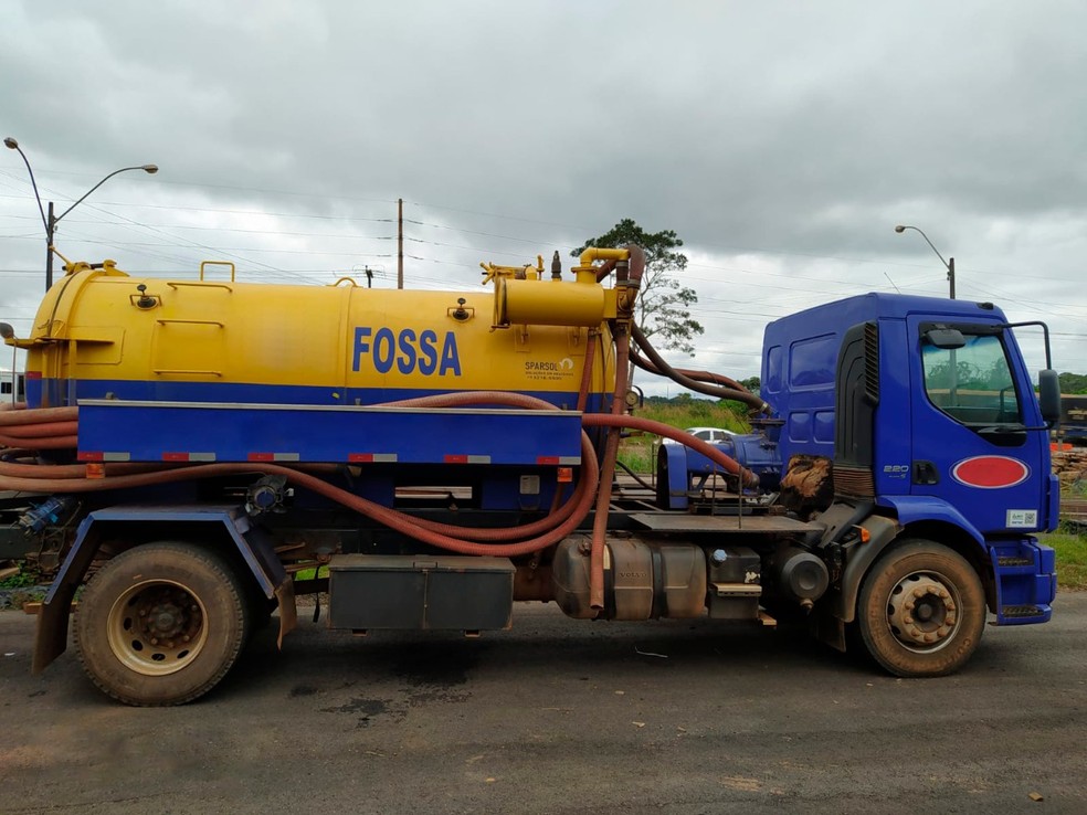 Caminhão limpa-fossa transportava 3 mil litros de gasolina em Porto Velho — Foto: PRF/Divulgação