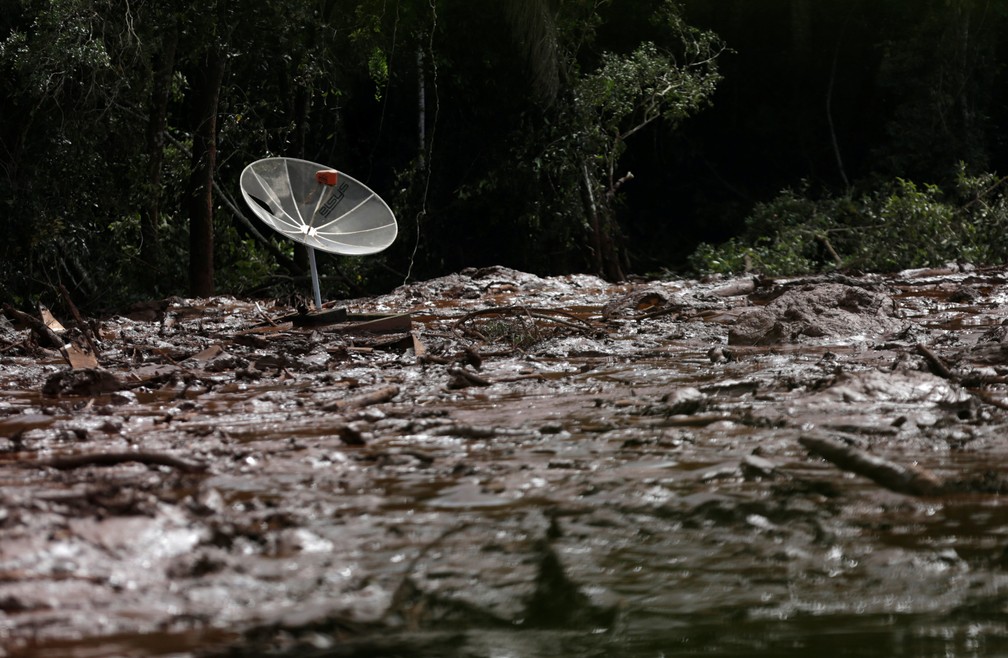 Antena parabólica é vista por cima da lama depois do rompimento da barragem da Vale em Brumadinho. — Foto: Adriano Machado/Reuters