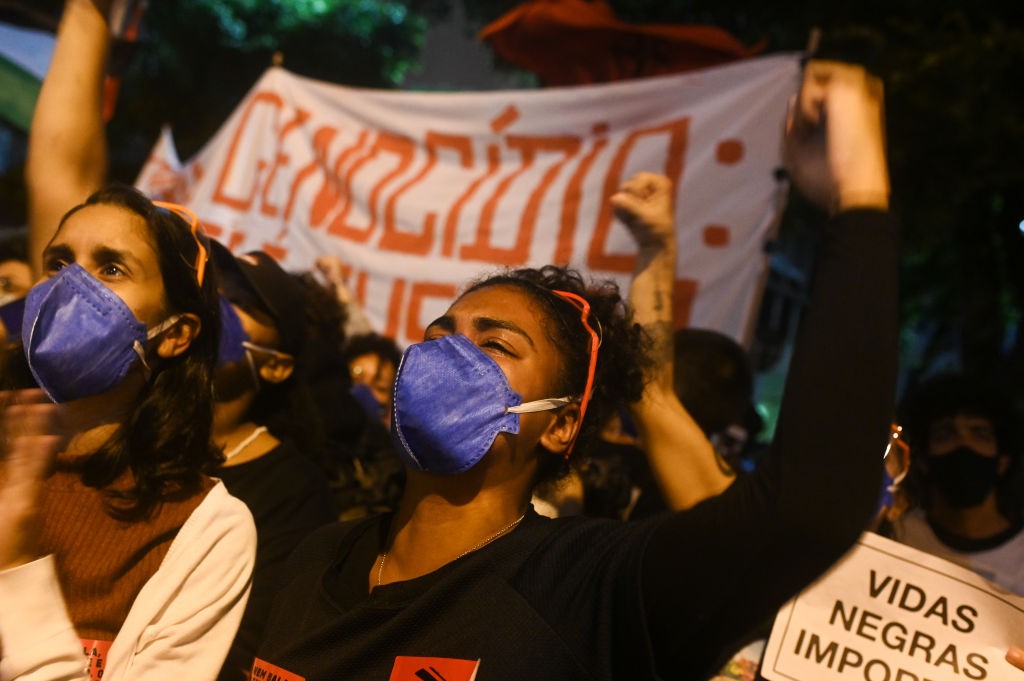 Mulheres protestam contra o racismo após massacre na Favela do Jacarezinho, em 2021, no Rio de Janeiro (Foto: Andre Borges/NurPhoto via Getty Images)