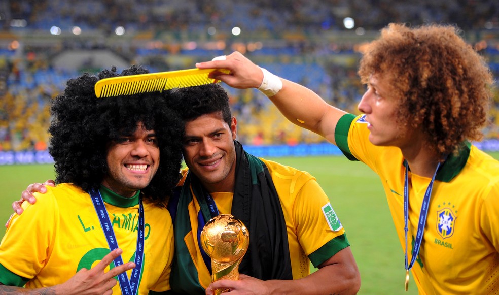 David Luiz brinca com Daniel Alves e Hulk na comemoração do título da Copa das Confederações em 2013 — Foto: Getty Images