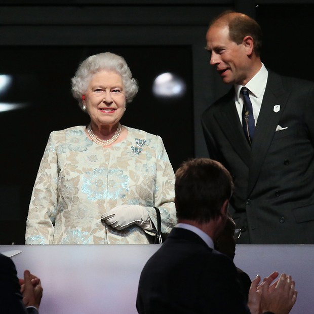 A rainha Elizabeth II ao lado do príncipe Edward (Foto: Getty Images)