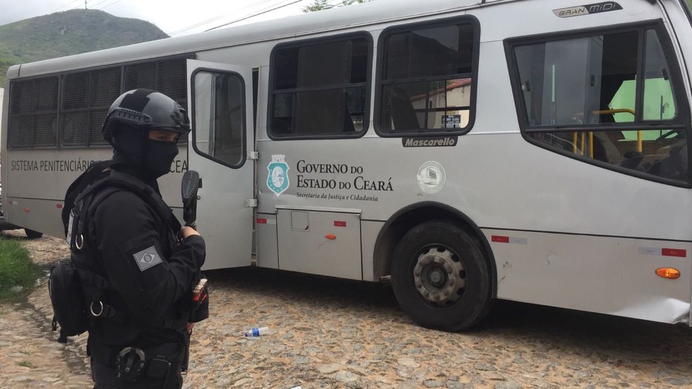 Presos foram transferidos após conflito dentro de cadeia no Ceará (Foto: Mateus Ferreira/TVM)