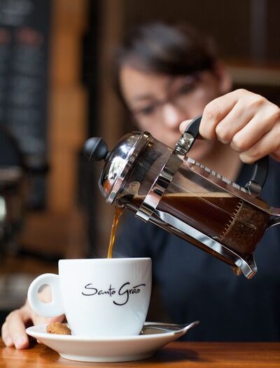 A barista Keiko Sato ensinando o processo do café  (Foto: Santo Grao/ Divulgação)