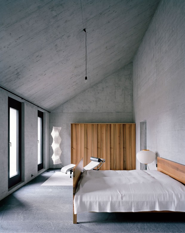 Décor do dia: concreto e madeira no quarto de casal (Foto: Divulgação)