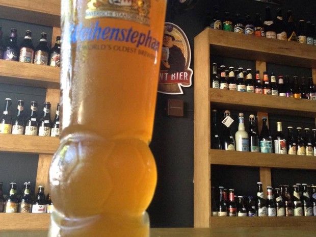 Cerveja gelada sobre balcão de pub em Divinópolis: tipo artesanal tem temperatura ideal (Foto: Hicks Artesanais/Divulgação)