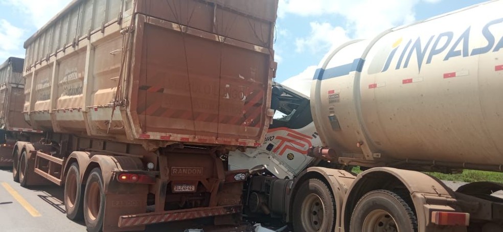 Duas pessoas ficaram feridas no acidente — Foto: João Ricardo