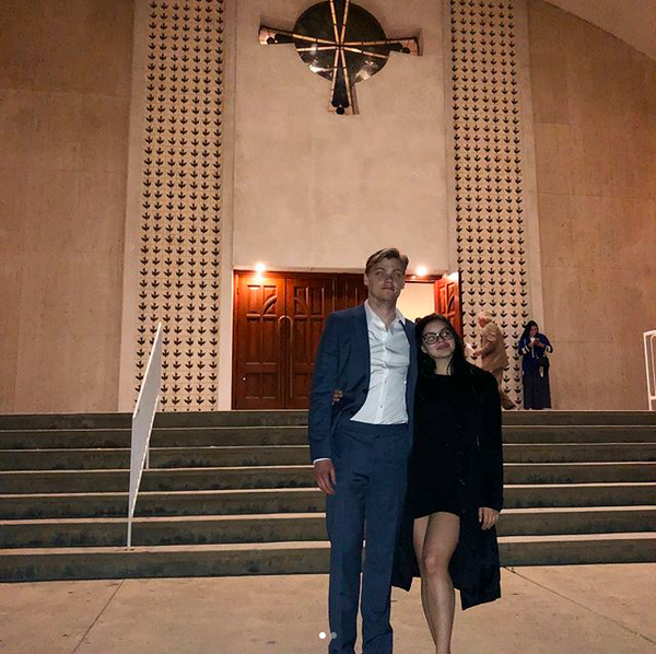 A atriz Ariel Winter com o vestido polêmico em frente à igreja (Foto: Instagram)
