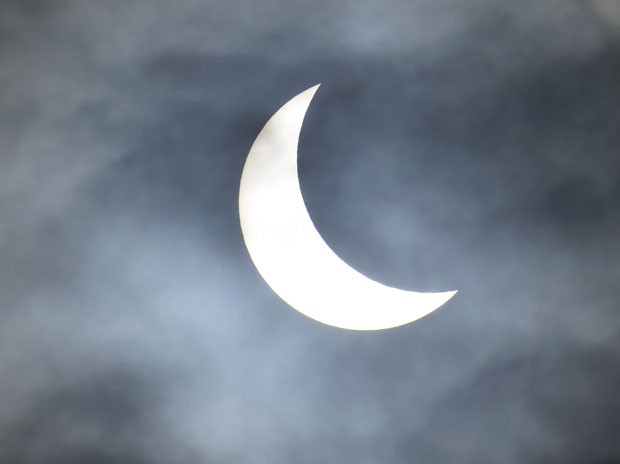 Eclipse parcial do Sol é visto perto de Bridgwater, no sudoeste da Inglaterra, nesta sexta-feira (20) (Foto: Toby Melville/Reuters)