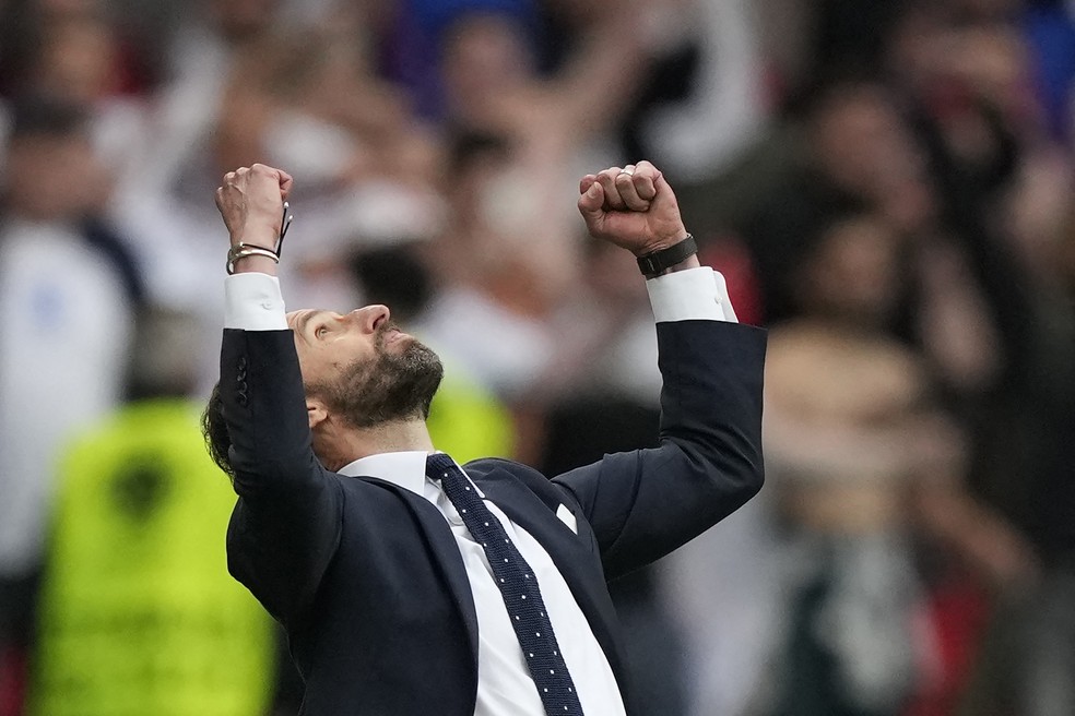 Gareth Southgate comemora a vitória da Inglaterra sobre a Alemanha nas oitavas de final da Euro — Foto: FRANK AUGSTEIN / AFP