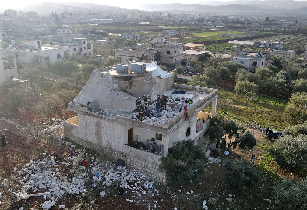 Construção que foi alvo de ataque noturno das forças de operações especiais dos Estados Unidos, contra supostos jihadistas, no noroeste da Síria. Ataque deixou 13 mortos, incluindo 7 civis, em 3 de fevereiro de 2022. — Foto: Aaref Watad/AFP