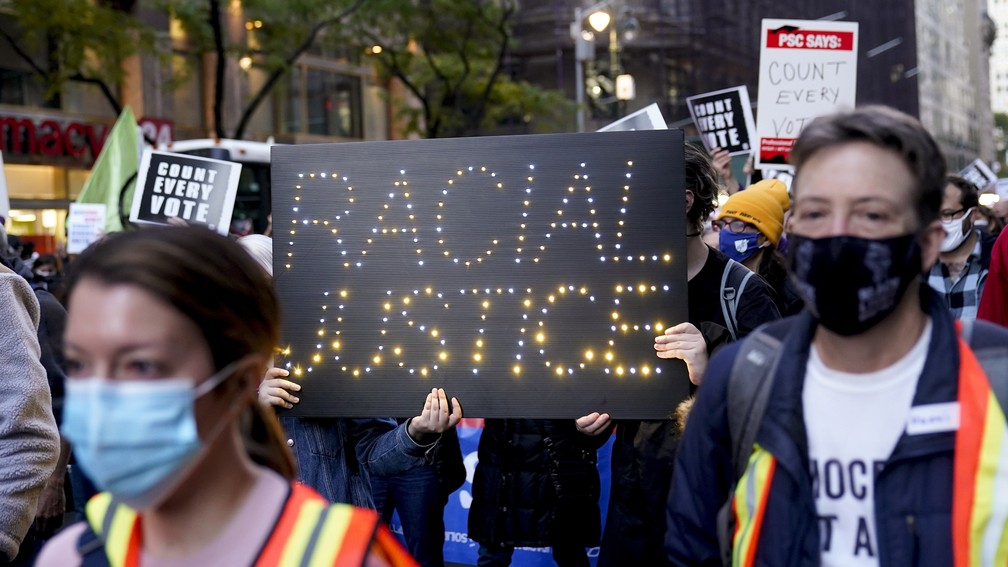 Manifestantes marcham pela Quinta Avenida para defender a contagem de todos os votos, em Nova York, nesta quarta-feira (4) — Foto: Frank Franklin II/AP