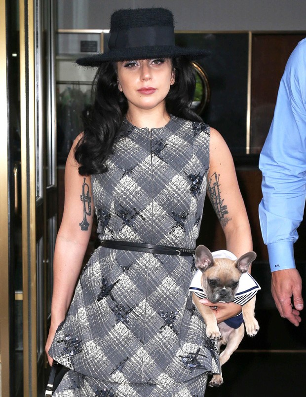 Lady Gaga e o cãozinho Koji (Foto: Grosby Group)