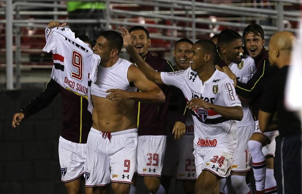 Diego Souza morde a camisa 9 do São Paulo em comemoração de gol contra o São Caetano (Foto: Rubens Chiri / saopaulofc.net)