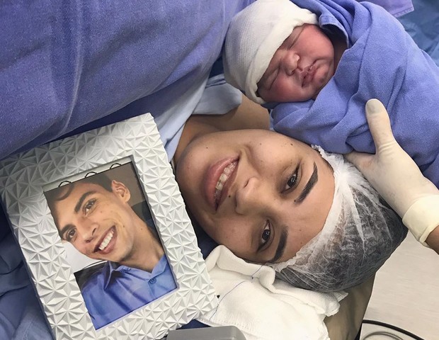 Camila com a pequena Maitê e o retrato do marido (Foto: Reprodução Instagram)