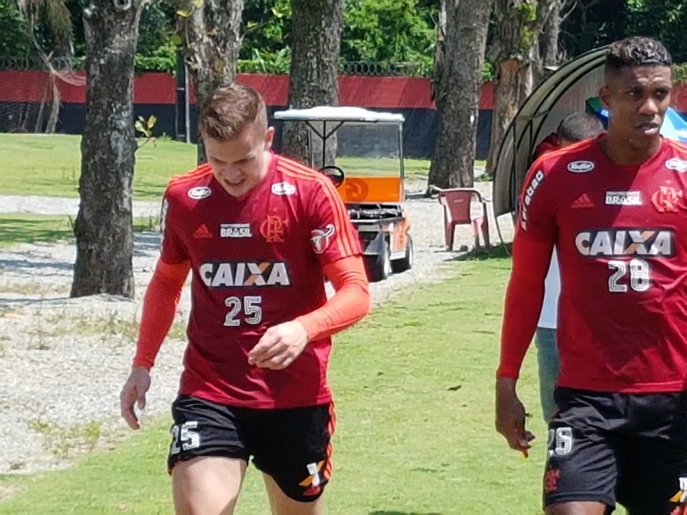 Piris da Motta (esq.) no treino desta segunda. Paraguaio também é opção para o lugar de Arão — Foto: Marcelo Baltar