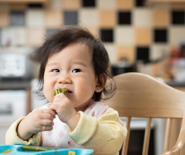 Bebê comendo brócolis (Foto: Thinkstock)