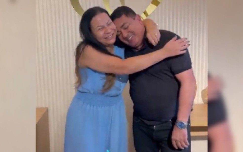 Pai de Cristiano Araújo recebe visita da mãe de Marília Mendonça: ‘Corações machucados’