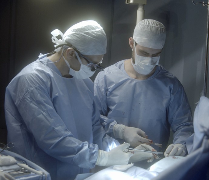 Fausto é operado pelos médicos (Foto: TV Globo)
