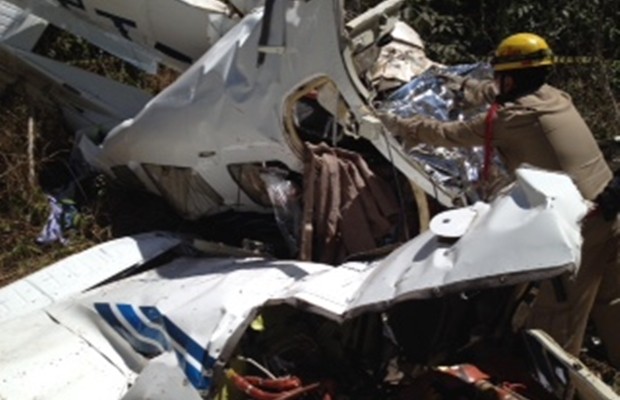Avião cai e cinco pessoas morrem em Caldas Novas (Foto: Reprodução/TV Anhanguera)