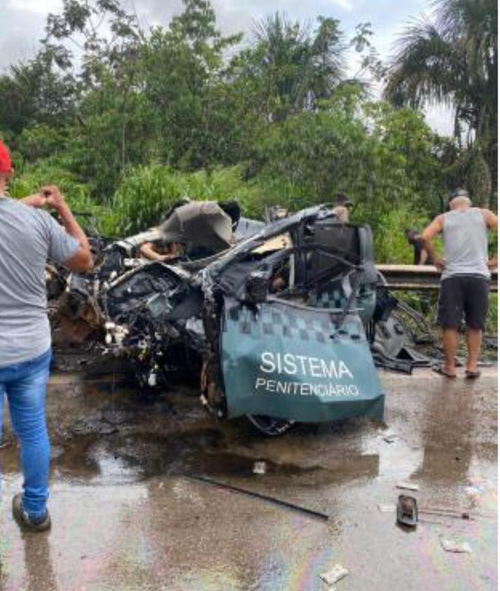 Carro oficial ficou destruído em acidente na BR-163 — Foto: Divulgação
