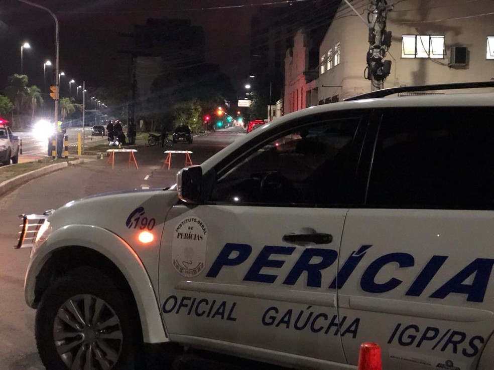 Rua ficou interrompida parte da madrugada desta sexta  — Foto: Matheus Felipe / RBS TV 