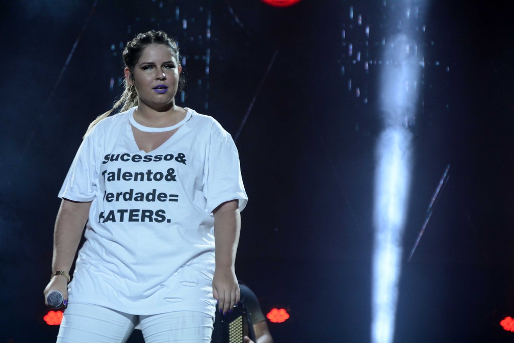Marília Mendonça no palco do Festival de Verão Salvador. Ela trocou de roupa durante a apresentação (Foto: André Carvalho/Ag Haack)