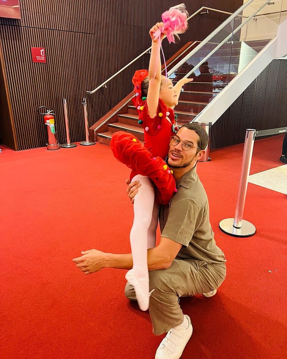 José Loreto mostra filha como bailarina e se derrete: 'Noite emocionante'