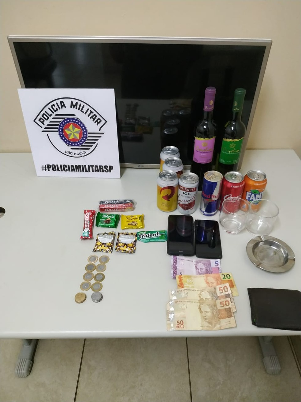 Dupla furtou bebidas, doces, televisão e objetos de um motel de Presidente Prudente — Foto: Polícia Militar