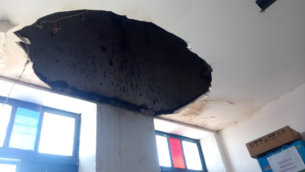 Parte de teto de escola desaba e atinge servidora na Grande Natal — Foto: Cedida