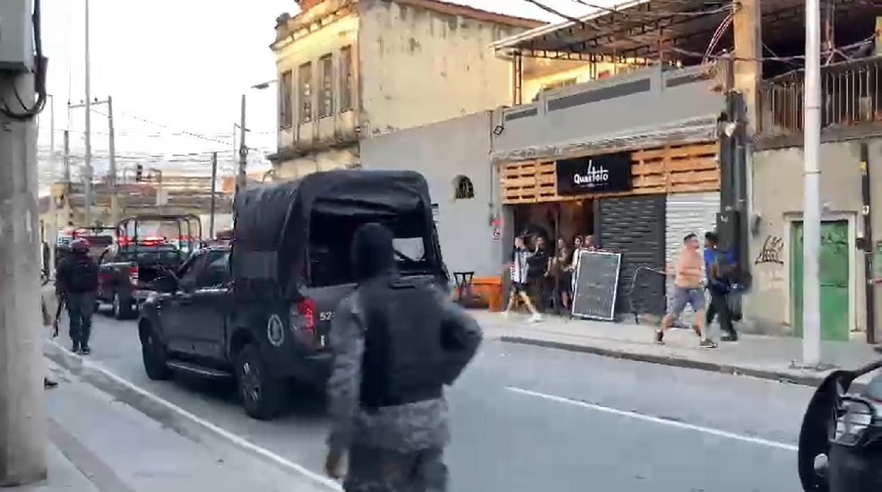 Confus&atilde;o entre torcidas de Botafogo e Flamengo no Nilton Santos &mdash; Foto: Thayuan leiras